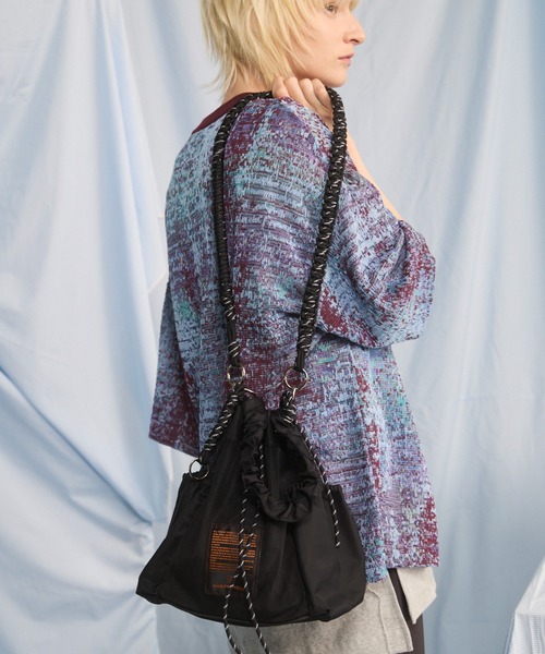 MAISON SPECIAL(メゾンスペシャル)の「《UNISEX》【THEATRE PRODUCTS】Collaboration Multiway Drawstring Bag/シアタープロダクツコラボレーションマルチウェイ巾着バッグ【MAISON SPECIAL/メゾンスペシャル】(ショルダーバッグ・メンズ・グレイッシュベージュ/ブラック・FREE)」の6枚目の写真