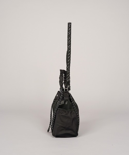 MAISON SPECIAL(メゾンスペシャル)の「《UNISEX》【THEATRE PRODUCTS】Collaboration Multiway Drawstring Bag/シアタープロダクツコラボレーションマルチウェイ巾着バッグ【MAISON SPECIAL/メゾンスペシャル】(ショルダーバッグ・メンズ・グレイッシュベージュ/ブラック・FREE)」の11枚目の写真