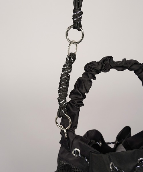 MAISON SPECIAL(メゾンスペシャル)の「《UNISEX》【THEATRE PRODUCTS】Collaboration Multiway Drawstring Bag/シアタープロダクツコラボレーションマルチウェイ巾着バッグ【MAISON SPECIAL/メゾンスペシャル】(ショルダーバッグ・メンズ・グレイッシュベージュ/ブラック・FREE)」の17枚目の写真