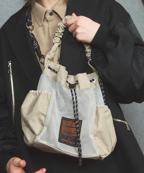 MAISON SPECIAL(メゾンスペシャル)の「《UNISEX》【THEATRE PRODUCTS】Collaboration Multiway Drawstring Bag/シアタープロダクツコラボレーションマルチウェイ巾着バッグ【MAISON SPECIAL/メゾンスペシャル】(ショルダーバッグ・メンズ・グレイッシュベージュ/ブラック・FREE)」の15枚目の写真