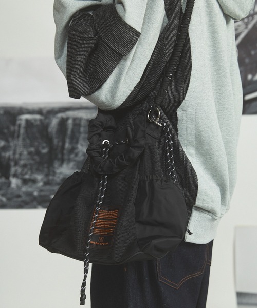 MAISON SPECIAL(メゾンスペシャル)の「《UNISEX》【THEATRE PRODUCTS】Collaboration Multiway Drawstring Bag/シアタープロダクツコラボレーションマルチウェイ巾着バッグ【MAISON SPECIAL/メゾンスペシャル】(ショルダーバッグ・メンズ・グレイッシュベージュ/ブラック・FREE)」の17枚目の写真