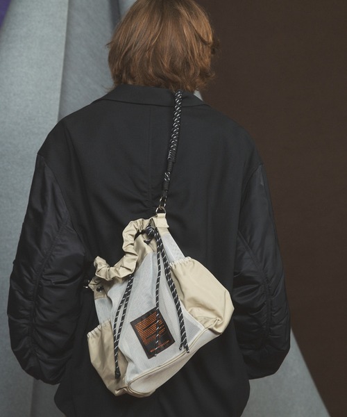 MAISON SPECIAL(メゾンスペシャル)の「《UNISEX》【THEATRE PRODUCTS】Collaboration Multiway Drawstring Bag/シアタープロダクツコラボレーションマルチウェイ巾着バッグ【MAISON SPECIAL/メゾンスペシャル】(ショルダーバッグ・メンズ・グレイッシュベージュ/ブラック・FREE)」の14枚目の写真
