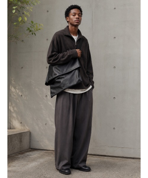 ONE.(ワンドット)の「【ONE./ワンドット】Large Flap Messenger Bag / 撥水レザー(メッセンジャーバッグ・メンズ・ブラック・FREE)」の1枚目の写真