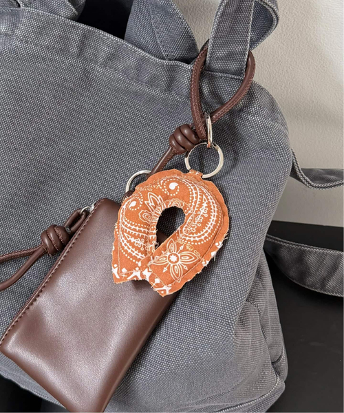 Spick & Span(スピックアンドスパン)の「JUST PICK IT ! BANDANA CHARM(キーケース/キーアクセサリー・レディース・ネイビー/グレー/ブラウン/キャメル・FREE)」の1枚目の写真