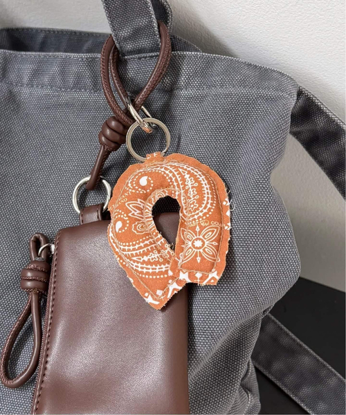 Spick & Span(スピックアンドスパン)の「JUST PICK IT ! BANDANA CHARM(キーケース/キーアクセサリー・レディース・ネイビー/グレー/ブラウン/キャメル・FREE)」の8枚目の写真