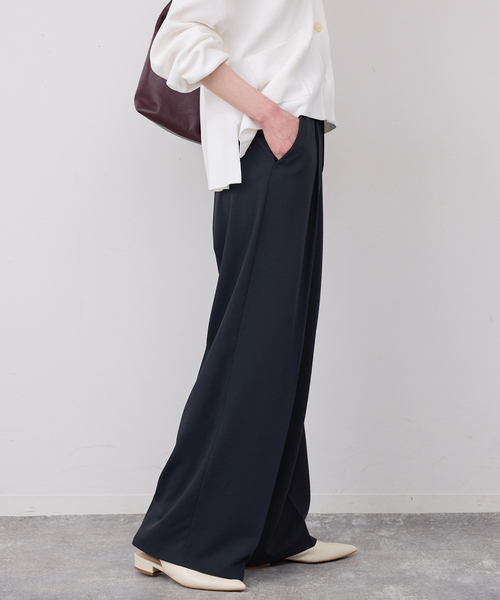 SLOBE IENA(スローブイエナ)の「《WEB限定/4サイズ展開/追加》イージーワイドパンツ(スラックス・レディース・ベージュ/ネイビー/ブラック・38/40/34/36)」の4枚目の写真