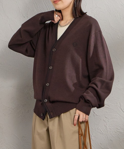 FRED PERRY（フレッドペリー）の「【WEB先行予約】[FRED PERRY/フレッドペリー] Vネック クラシックニットカーディガン(WEB限定)（カーディガン/ボレロ・レディース・ブラック/ダークブラウン・M/S/L）」の2枚目の写真