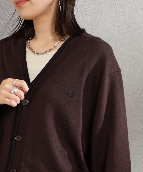 FRED PERRY（フレッドペリー）の「【WEB先行予約】[FRED PERRY/フレッドペリー] Vネック クラシックニットカーディガン(WEB限定)（カーディガン/ボレロ・レディース・ブラック/ダークブラウン・M/S/L）」の3枚目の写真
