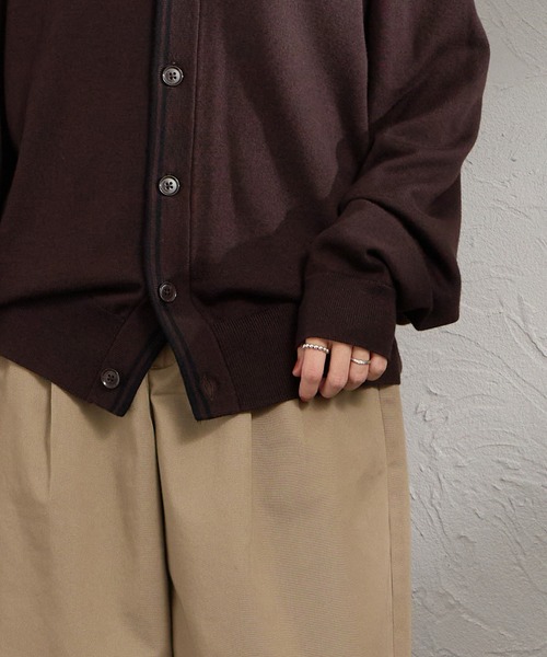 FRED PERRY（フレッドペリー）の「【WEB先行予約】[FRED PERRY/フレッドペリー] Vネック クラシックニットカーディガン(WEB限定)（カーディガン/ボレロ・レディース・ブラック/ダークブラウン・M/S/L）」の4枚目の写真