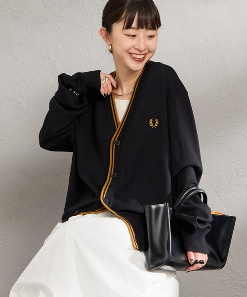 FRED PERRY（フレッドペリー）の「【WEB先行予約】[FRED PERRY/フレッドペリー] Vネック クラシックニットカーディガン(WEB限定)（カーディガン/ボレロ・レディース・ブラック/ダークブラウン・M/S/L）」の7枚目の写真