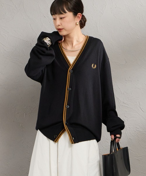 FRED PERRY（フレッドペリー）の「【WEB先行予約】[FRED PERRY/フレッドペリー] Vネック クラシックニットカーディガン(WEB限定)（カーディガン/ボレロ・レディース・ブラック/ダークブラウン・M/S/L）」の8枚目の写真