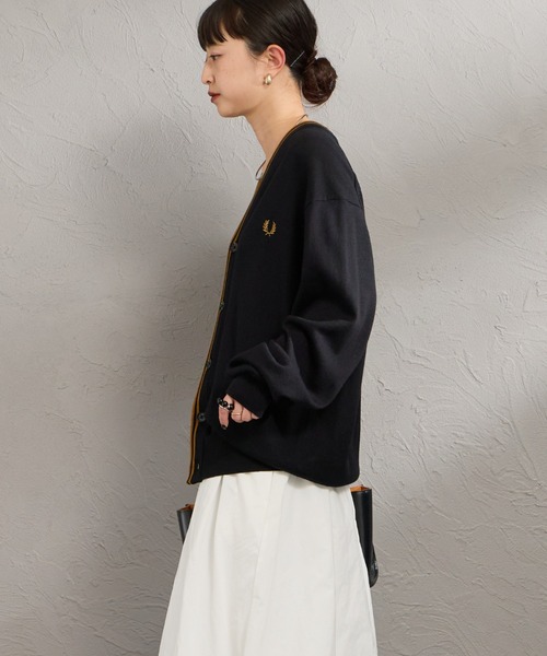FRED PERRY（フレッドペリー）の「【WEB先行予約】[FRED PERRY/フレッドペリー] Vネック クラシックニットカーディガン(WEB限定)（カーディガン/ボレロ・レディース・ブラック/ダークブラウン・M/S/L）」の9枚目の写真