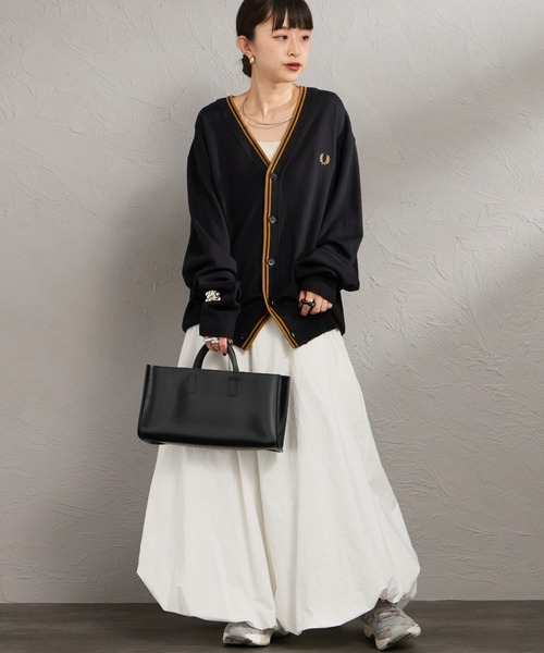 FRED PERRY（フレッドペリー）の「【WEB先行予約】[FRED PERRY/フレッドペリー] Vネック クラシックニットカーディガン(WEB限定)（カーディガン/ボレロ・レディース・ブラック/ダークブラウン・M/S/L）」の5枚目の写真