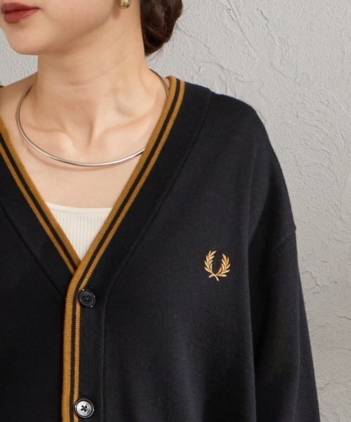 FRED PERRY（フレッドペリー）の「【WEB先行予約】[FRED PERRY/フレッドペリー] Vネック クラシックニットカーディガン(WEB限定)（カーディガン/ボレロ・レディース・ブラック/ダークブラウン・M/S/L）」の14枚目の写真