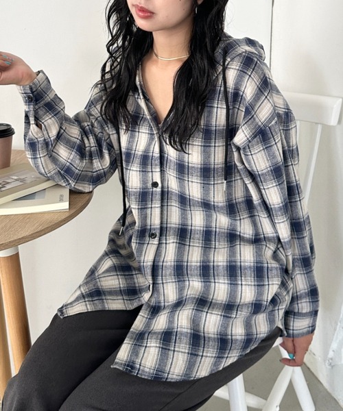 CLEA(クレア)の「チェック柄フード付きオーバーシャツジャケット(Tシャツ/カットソー・レディース・ネイビー/カーキ/ブラウン/ブラック・FREE)」の4枚目の写真