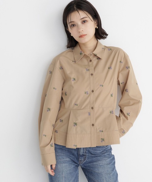NATURAL BEAUTY BASIC(ナチュラルビューティーベーシック)の「刺繍ペプラムシャツ(シャツ/ブラウス・レディース・ブルー系その他2/ベージュ/オフホワイト・SMALL/MEDIUM)」の3枚目の写真