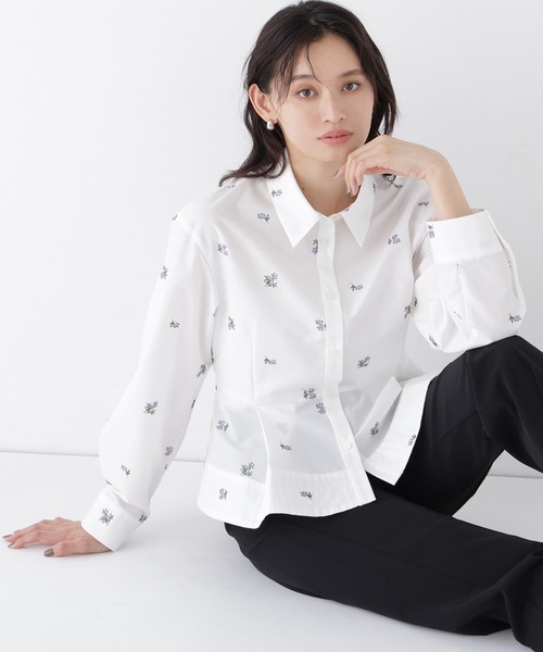 NATURAL BEAUTY BASIC(ナチュラルビューティーベーシック)の「刺繍ペプラムシャツ(シャツ/ブラウス・レディース・ブルー系その他2/ベージュ/オフホワイト・SMALL/MEDIUM)」の2枚目の写真