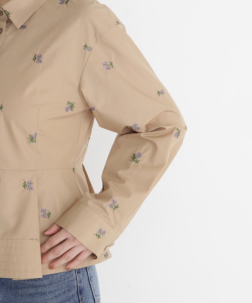 NATURAL BEAUTY BASIC(ナチュラルビューティーベーシック)の「刺繍ペプラムシャツ(シャツ/ブラウス・レディース・ブルー系その他2/ベージュ/オフホワイト・SMALL/MEDIUM)」の18枚目の写真
