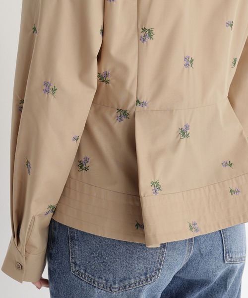 NATURAL BEAUTY BASIC(ナチュラルビューティーベーシック)の「刺繍ペプラムシャツ(シャツ/ブラウス・レディース・ブルー系その他2/ベージュ/オフホワイト・SMALL/MEDIUM)」の8枚目の写真