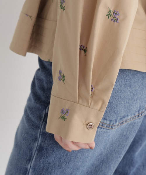 NATURAL BEAUTY BASIC(ナチュラルビューティーベーシック)の「刺繍ペプラムシャツ(シャツ/ブラウス・レディース・ブルー系その他2/ベージュ/オフホワイト・SMALL/MEDIUM)」の9枚目の写真