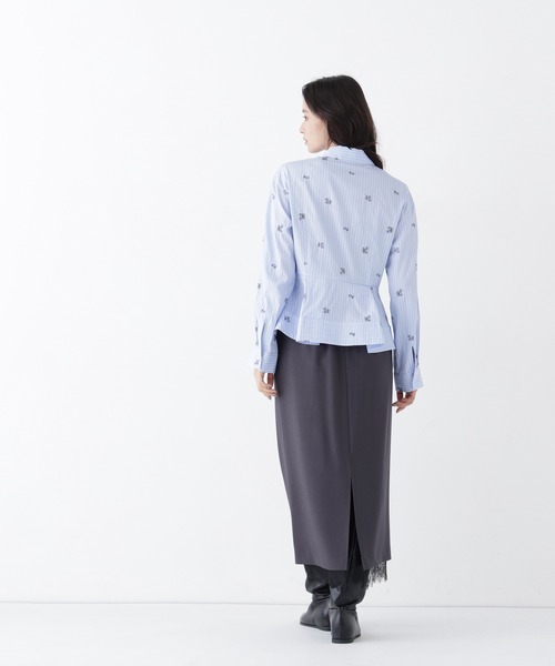 NATURAL BEAUTY BASIC(ナチュラルビューティーベーシック)の「刺繍ペプラムシャツ(シャツ/ブラウス・レディース・ブルー系その他2/ベージュ/オフホワイト・SMALL/MEDIUM)」の4枚目の写真