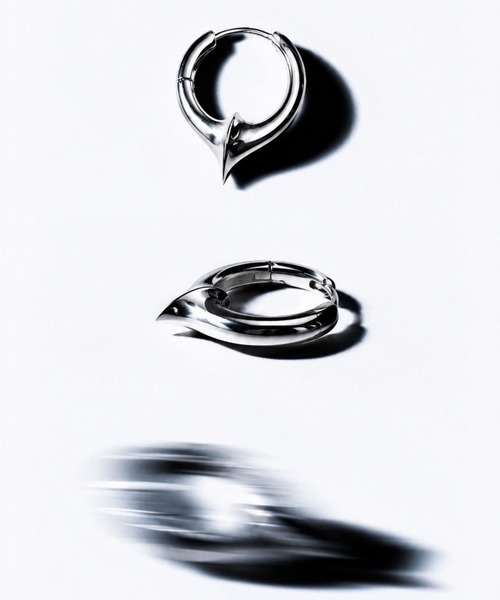 VI E DIT（ヴィエディット）の「Distorted Halo Piercing/ピアス/サージカルステンレス/金属アレルギー対応（ピアス（両耳用）・メンズ・シルバー・FREE）」の6枚目の写真