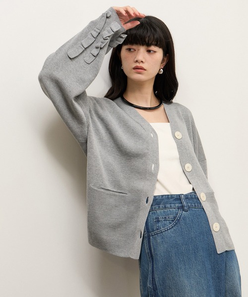 ADAM ET ROPE'(アダムエロペ)の「【WEB限定】フリルスリーブカーディガン(カーディガン/ボレロ・レディース・ブラック/ピンク/グレー・FREE)」の3枚目の写真