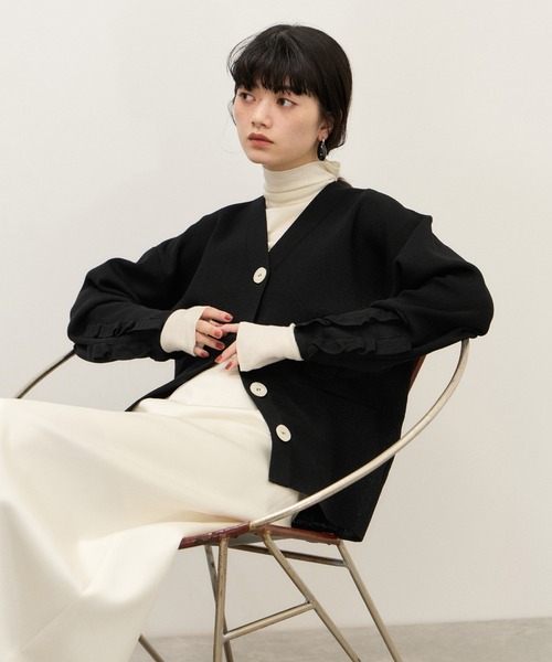 ADAM ET ROPE'(アダムエロペ)の「【WEB限定】フリルスリーブカーディガン(カーディガン/ボレロ・レディース・ブラック/ピンク/グレー・FREE)」の2枚目の写真