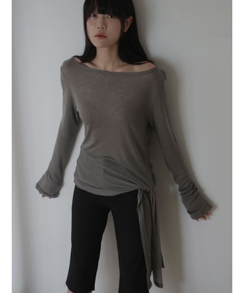 LYNTE(リンテ)の「ストラップウエストボートネックカーキ(Tシャツ/カットソー・レディース・チャコール/ブラック/カーキ・FREE)」の1枚目の写真