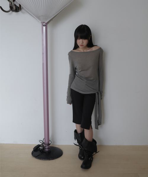 LYNTE(リンテ)の「ストラップウエストボートネックカーキ(Tシャツ/カットソー・レディース・チャコール/ブラック/カーキ・FREE)」の4枚目の写真