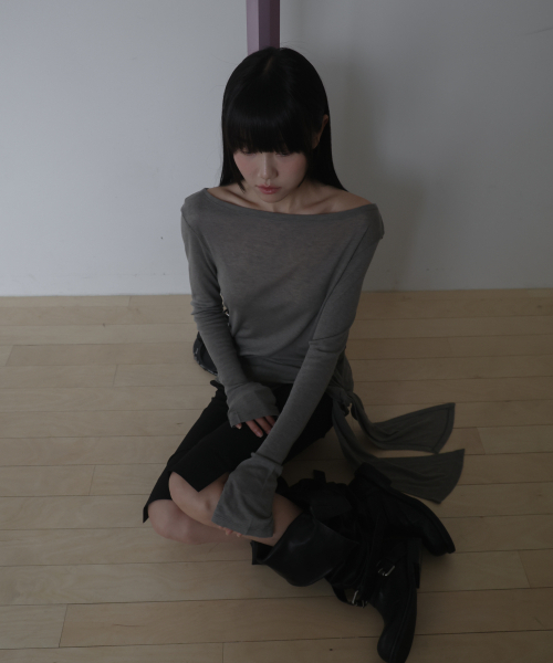 LYNTE(リンテ)の「ストラップウエストボートネックカーキ(Tシャツ/カットソー・レディース・チャコール/ブラック/カーキ・FREE)」の5枚目の写真