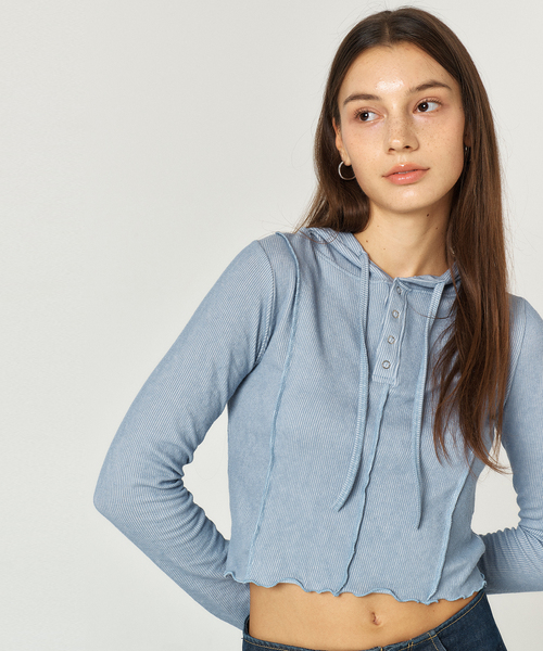 QUAFE(クアフェ)の「STITCH CROPPED HOODIE T-SHIRT(パーカー・レディース・ブルー・FREE)」の1枚目の写真