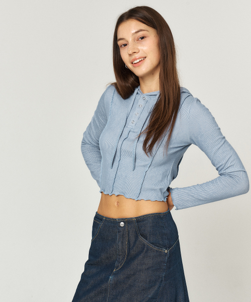 QUAFE(クアフェ)の「STITCH CROPPED HOODIE T-SHIRT(パーカー・レディース・ブルー・FREE)」の3枚目の写真