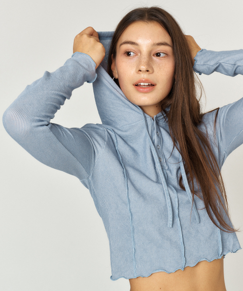 QUAFE(クアフェ)の「STITCH CROPPED HOODIE T-SHIRT(パーカー・レディース・ブルー・FREE)」の4枚目の写真