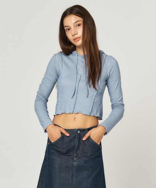 QUAFE(クアフェ)の「STITCH CROPPED HOODIE T-SHIRT(パーカー・レディース・ブルー・FREE)」の6枚目の写真