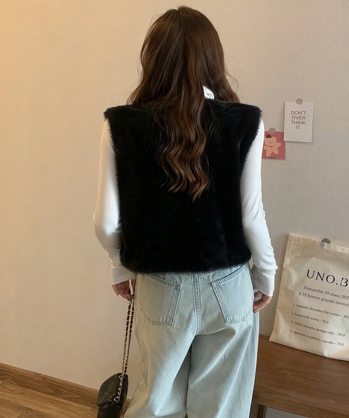 DRESS PLUS(ドレスプラス)の「ふんわりシャギーVネックショート丈ニットベスト(ベスト・レディース・ブラウン/アイボリー/ブラック・フリー)」の12枚目の写真