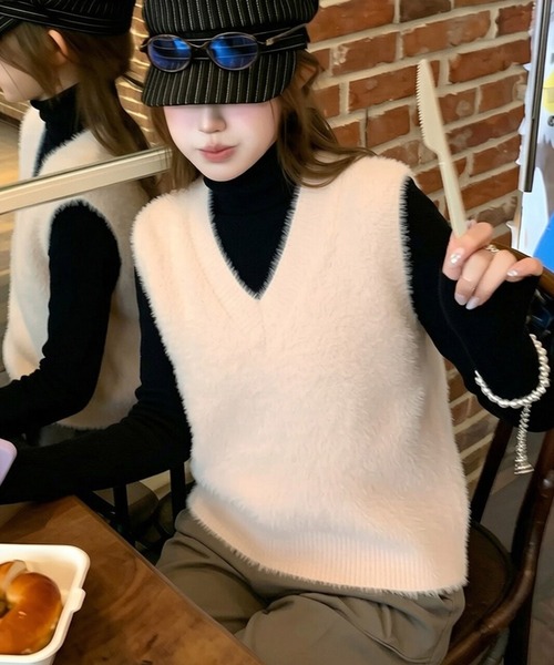 DRESS PLUS(ドレスプラス)の「ふんわりシャギーVネックショート丈ニットベスト(ベスト・レディース・ブラウン/アイボリー/ブラック・フリー)」の5枚目の写真