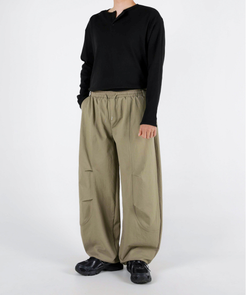 UMM(ウム)の「ツータック切り替え裾ストリング バルーンワイドパンツ 3色(その他パンツ・メンズ・ブラック/バーガンディー/ベージュ系・F)」の4枚目の写真