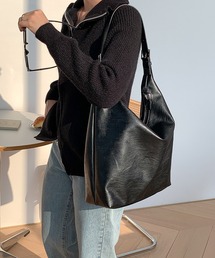Culto（クルト）の「フェイクレザー ワイドストラップ ハーフムーン ホーボーバッグ / ワンショルダー / A4サイズ対応 / ユニセックス（ショルダーバッグ）」