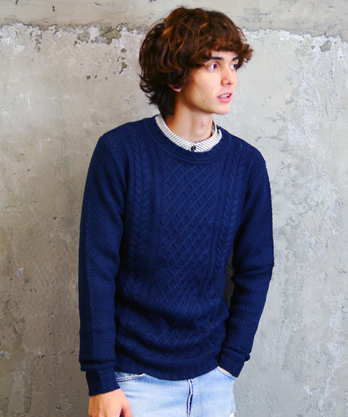 Revo.（レボ）の「Revo. ケーブル編み クルーネック ニット（ニット/セーター・メンズ・ネイビー/アイボリー/カーキ/ブラック/ワインレッド/グレー・1/2）」の5枚目の写真