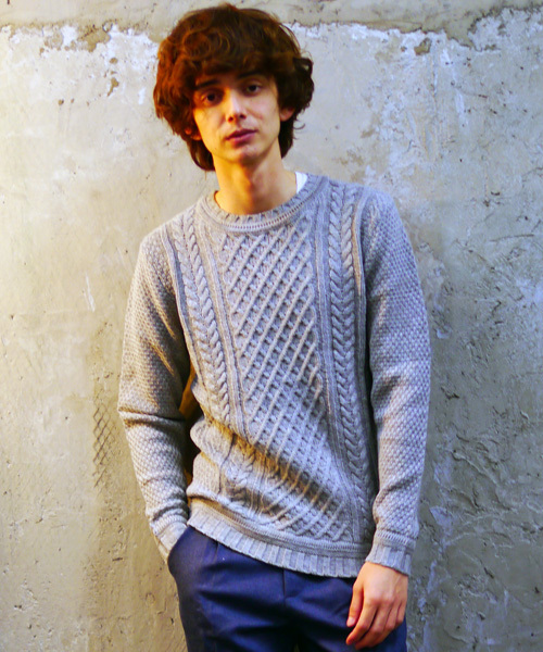 Revo.（レボ）の「Revo. ケーブル編み クルーネック ニット（ニット/セーター・メンズ・ネイビー/アイボリー/カーキ/ブラック/ワインレッド/グレー・1/2）」の4枚目の写真