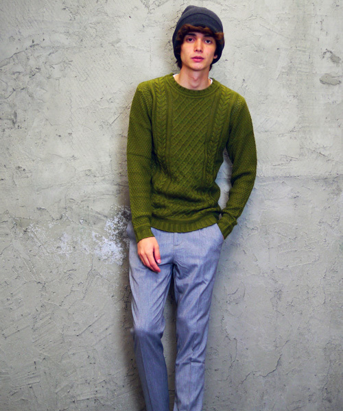 Revo.（レボ）の「Revo. ケーブル編み クルーネック ニット（ニット/セーター・メンズ・ネイビー/アイボリー/カーキ/ブラック/ワインレッド/グレー・1/2）」の10枚目の写真