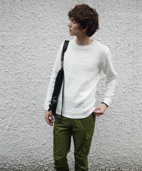 Revo.（レボ）の「Revo. ケーブル編み クルーネック ニット（ニット/セーター・メンズ・ネイビー/アイボリー/カーキ/ブラック/ワインレッド/グレー・1/2）」の7枚目の写真