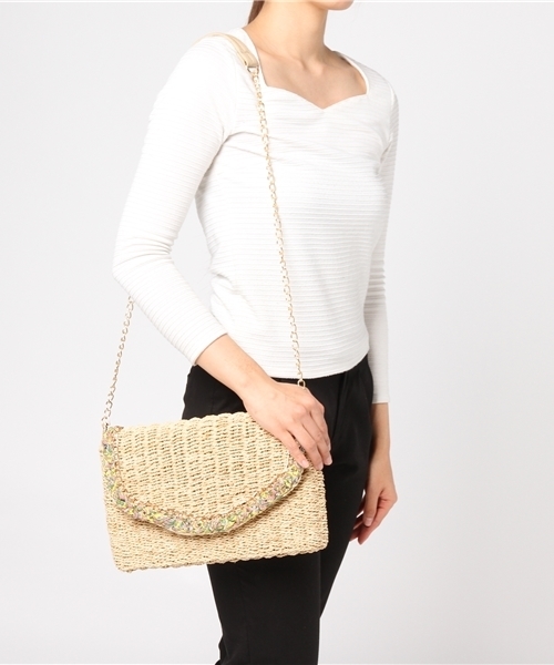 Andemiu（アンデミュウ）の「【ショルダーとクラッチの2WAY】アバカフウチェーンクラッチ751788（ショルダーバッグ・アイボリー/キャメル・FREE）」の5枚目の写真