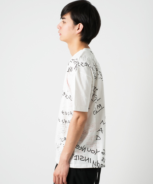 FUGA（フーガ）の「オーバーサイズ英字プリント総柄Tシャツ