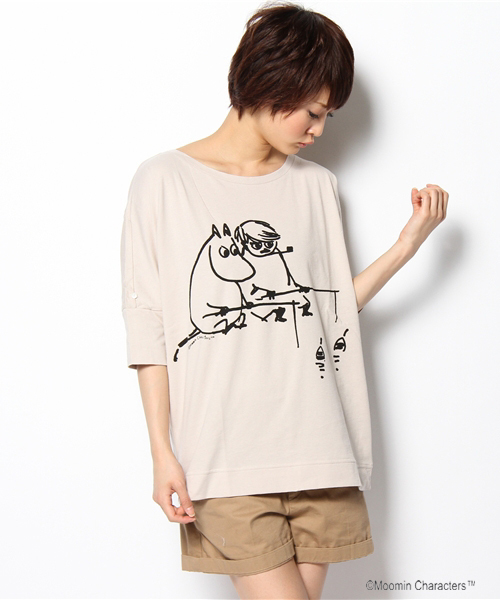 MELROSE claire(メルローズ クレール)の「ムーミンTシャツ The rainy day/Fishing(Tシャツ/カットソー・レディース・オフホワイト/ベージュ・FREE)」の2枚目の写真