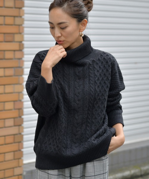Ambre Neige（アンブルネージュ）の「ケーブルタートルニット【WEB/EC限定商品】（ニット/セーター・レディース・ブラック/オフホワイト・FREE）」の2枚目の写真