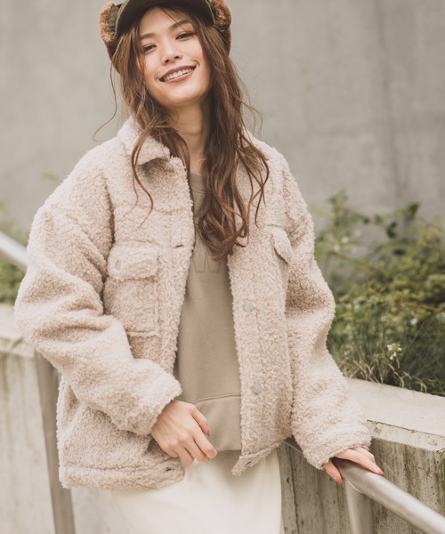 BAYFLOW(ベイフロー)の「ボアショートブルゾン(ブルゾン・レディース・キャメル/グレー・SMALL/MEDIUM)」の2枚目の写真