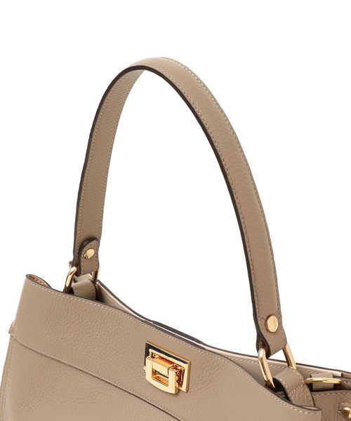 SHIPS（シップス）の「CAROL J.:2WAYハンドルトート (M)（ショルダーバッグ・レディース・グレー/オフホワイト・ONE SIZE）」の7枚目の写真