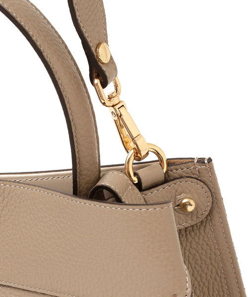 SHIPS（シップス）の「CAROL J.:2WAYハンドルトート (M)（ショルダーバッグ・レディース・グレー/オフホワイト・ONE SIZE）」の9枚目の写真